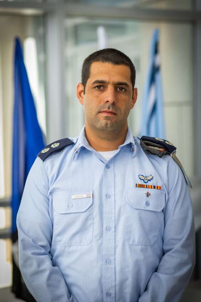 סא"ל מתן שלום מפקד גדוד 138 (מערכת פטריוט). בן 37 , תושב תל־אביב, נשוי ללירון(קצינה בחיל האוויר) ואב לשלוש. | אריק סולטן סא"ל מתן שלום מפקד גדוד 138 (מערכת פטריוט). בן 37 , תושב תל־אביב, נשוי ללירון(קצינה בחיל האוויר) ואב לשלוש. | אריק סולטן