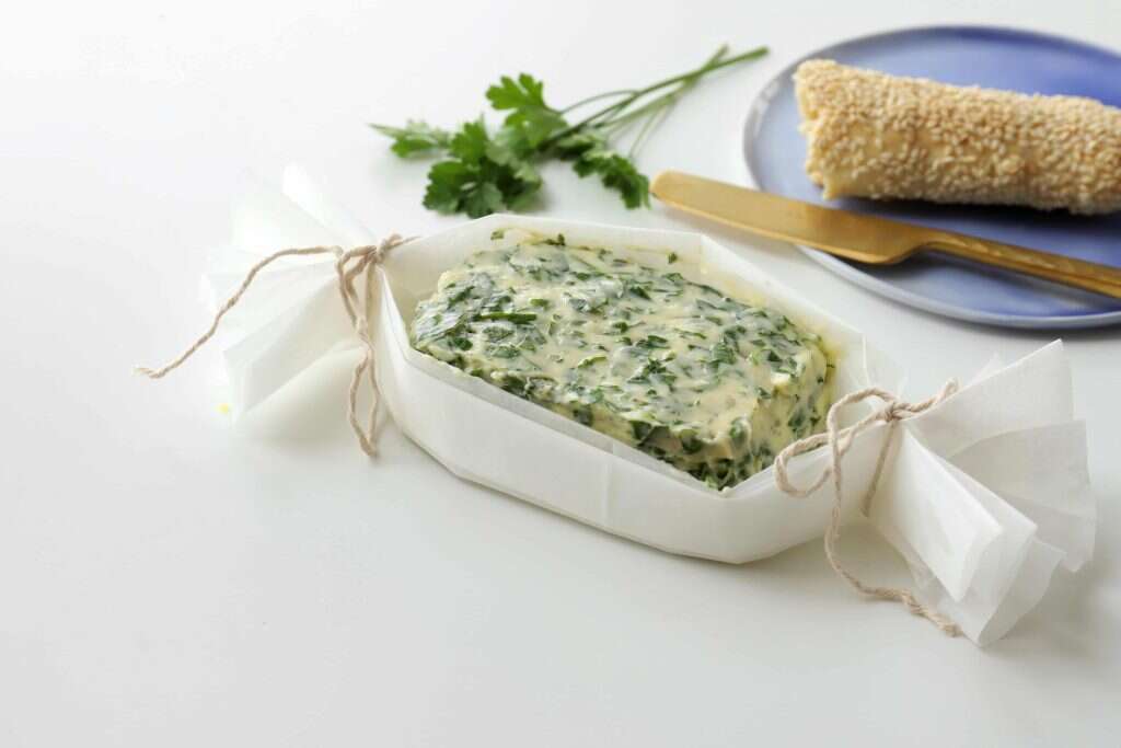 חמאת שום ועשבי תיבול באריזת מתנה. | אפרת ליכטנשטט