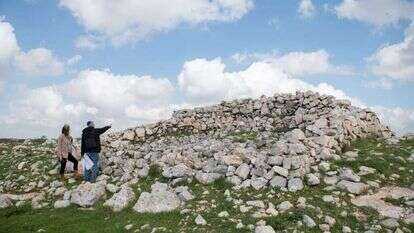 מזבח יהושע בהר עיבל. | שריה דיאמנט מזבח יהושע בהר עיבל. | שריה דיאמנט