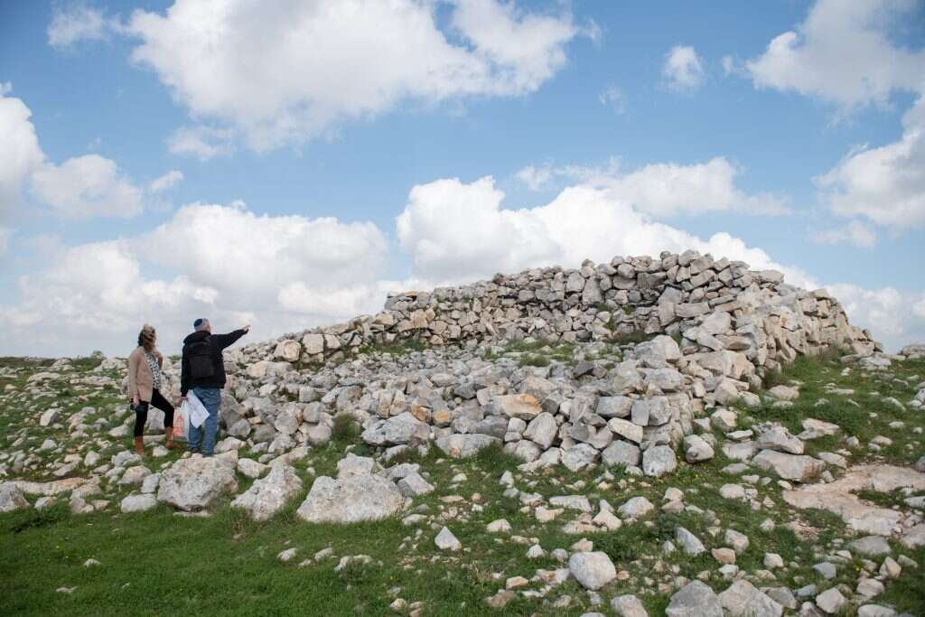 מזבח יהושע בהר עיבל. | שריה דיאמנט