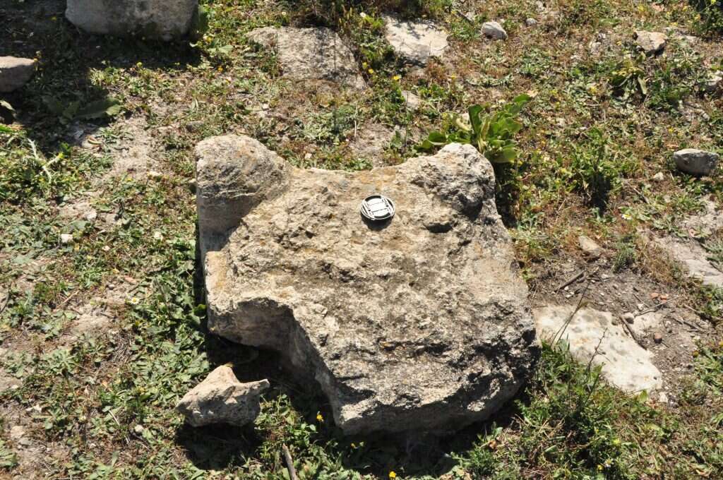 המזבח פשוט נשבר. תל דותן. | יאיר אלמקייס