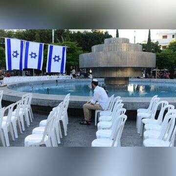 המזרקה בכיכר דיזנגוף בערב יום הכיפורים תשפ"ד, לקראת תפילת "כל נדרי". | תומר נויברג - פלאש 90