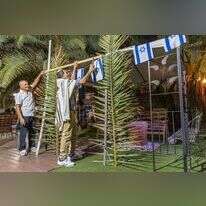 הקמת סוכה במוצאי יום כיפור. | יוסי אלוני