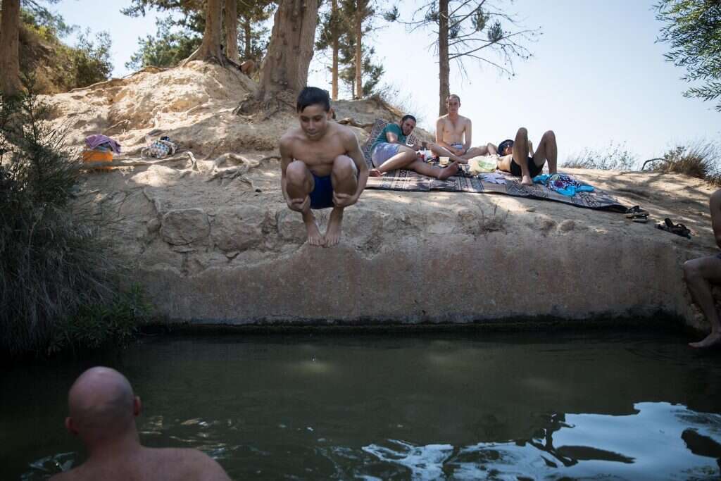 עין ספיר. | הדס פרוש, פלאש 90