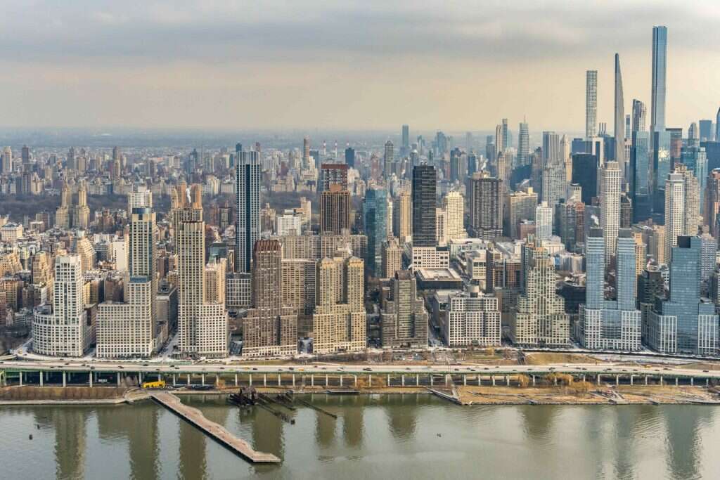 חשבון אינסטגרם ייעודי מוקדש לתיעוד האופן שבו שדרת פארק 432 "עוקב" אחר הולכי רגל בכל העיר, ונצפה מכל פינה. שדרת המיליארדרים במבט מניו־ג'רזי. | גטי אימג'ס