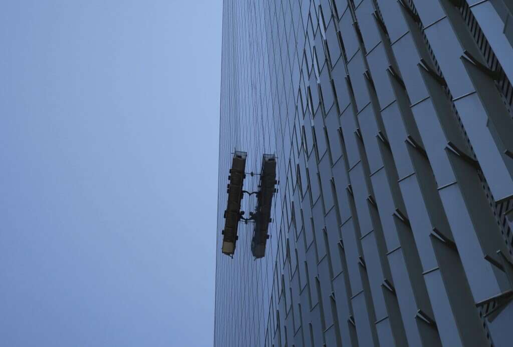 "כשאני רואה את הנוף הזה, אני מרגיש שאני צובר כוח, כאילו כל הכוח של כל העיר מגיע אליי". מנקי חלונות לצד מגדל מרכז הסחר העולמי 1. | גטי אימג'ס