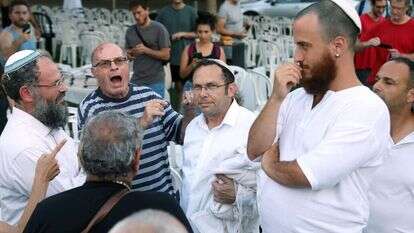 זעירא בדיון עם תושבים חילונים בכיכר דיזנגוף, שעה קלה לפני כניסת יום הכיפורים. | גדעון מרקוביץ'