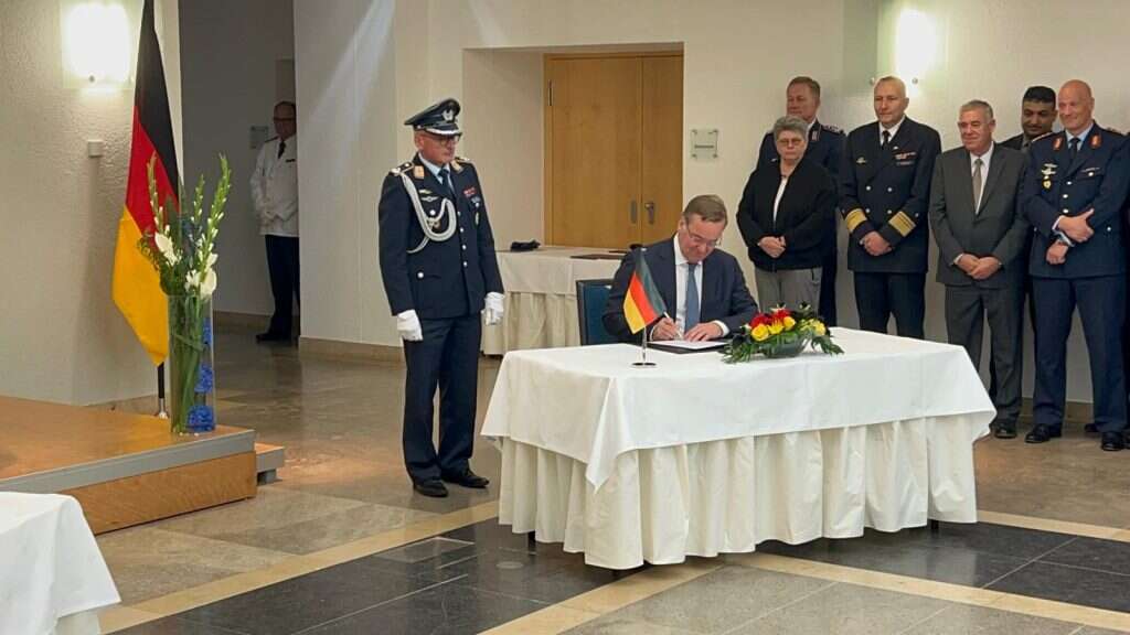 הנציג הגרמני בטקס חתימת עסקת מכירת מערכת חץ 3 לגרמניה. | נועם אמיר
