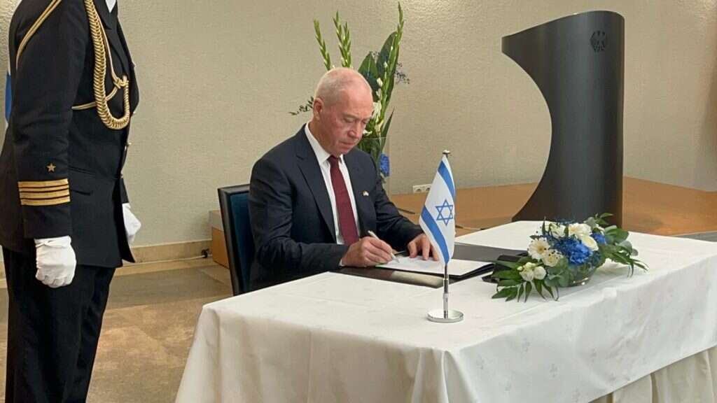 שר הביטחון יואב גלנט בטקס חתימת עסקת מכירת מערכת חץ 3 לגרמניה. | נועם אמיר