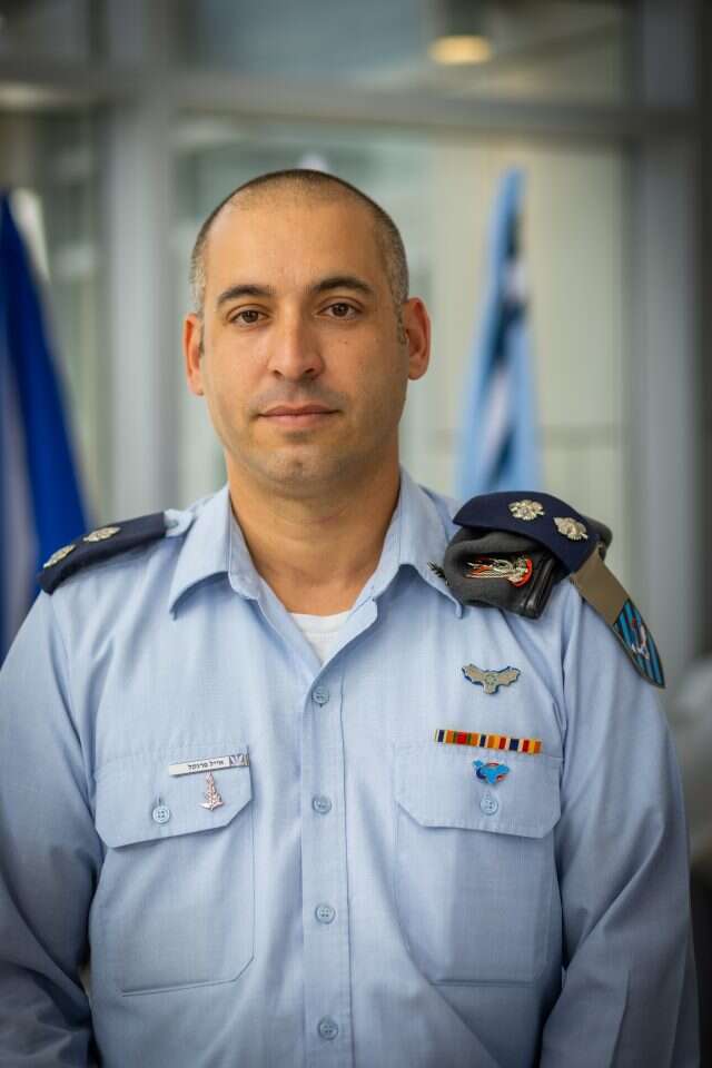 סא"ל אייל פרנקל מפקד גדוד 136 (מערכת החץ). בן 40, תושב שיכון המשפחות בבסיס פלמחים. | אריק סולטן סא"ל אייל פרנקל מפקד גדוד 136 (מערכת החץ). בן 40, תושב שיכון המשפחות בבסיס פלמחים. | אריק סולטן