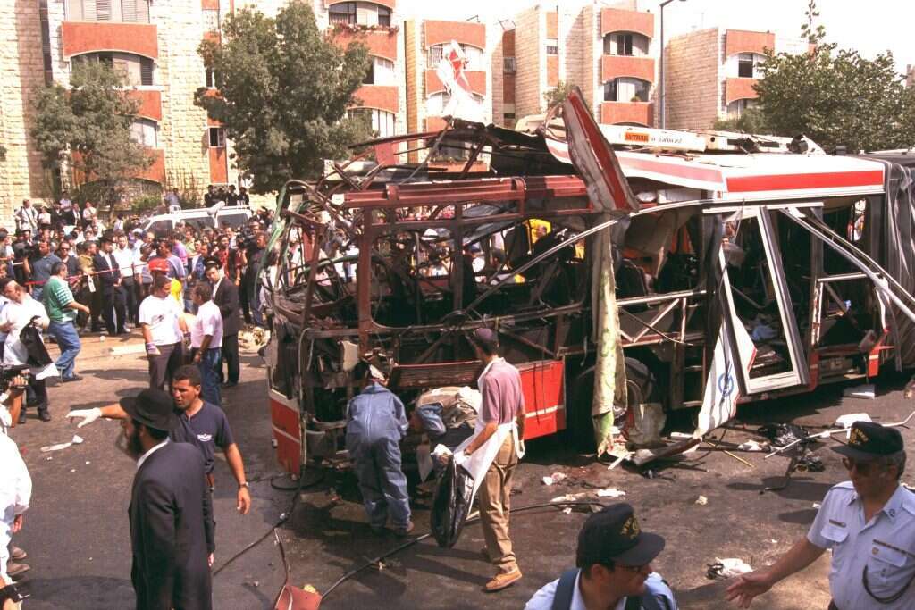 "באים פתאום לקחת את אבא שלי, ואז הוא חוזר עם ריח של שרפה". הפיגוע בקו 26 , באוגוסט 1995. | אבי אוחיון - לע"מ