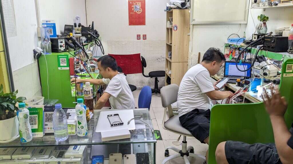 מעבדת אלקטרוניקה בהואצ'נגביי. | יש פלג