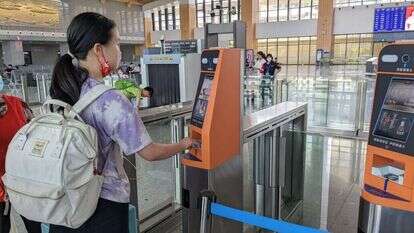 זיהוי פנים בכניסה לאולם תחנת הרכבת המהירה בג'יאנדה. | ישי פלג