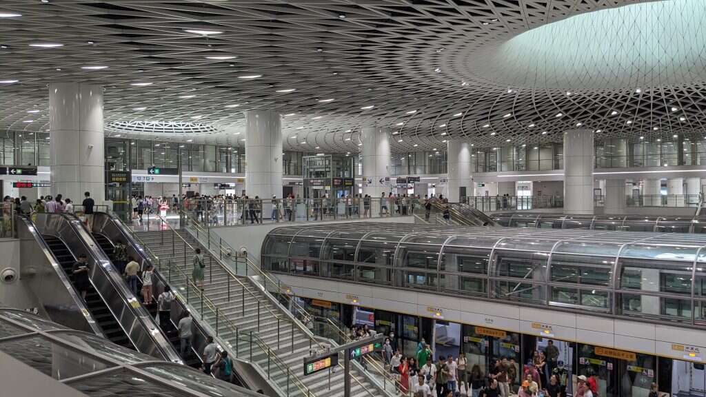 תחנת הרכבת גאנגשה צפון, כחודש לפני הסופה. | יש פלג