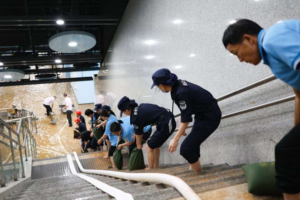 עיר שקיימת גם בתת־הקרקע. עובדים מסייעים בניקוז תחנת רכבת תחתית בשנג'ן שהוצפה בטייפון בתחילת ספטמבר. | אי.פי.איי