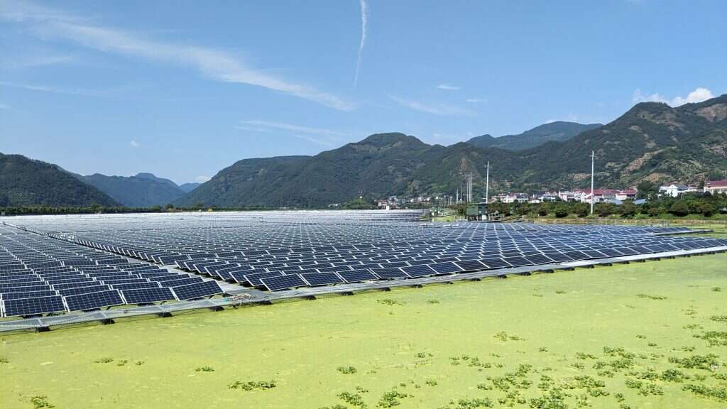 חשמל נקי תחת שמיים בהירים. השדה הסולארי הצף של פאואר צ'יינה. | יש פלג