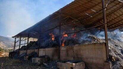 מתבן שהוצת בקיבוץ שניר, 2021. | אייל מרגולין, ג'יני