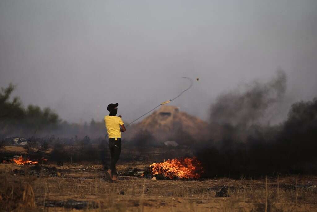 מתפרע מיידה אבנים סמוך לגבול הרצועה בשבוע שעבר. | EPA