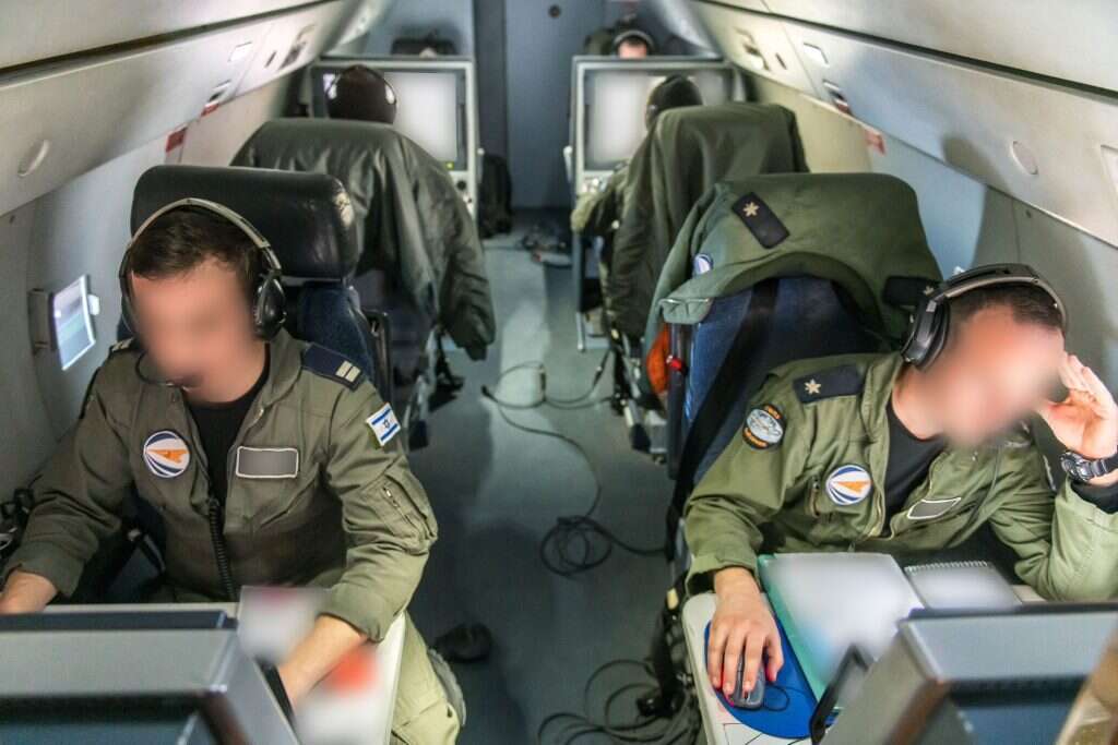 מטוס העיטם. מבט בפנים. | דובר צה"ל מטוס העיטם. מבט בפנים. | דובר צה"ל