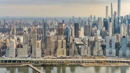 ניו יורק, נוף אווירי של ריברסייד דרייב ופארק, המביט לעבר שורה של מיליארדרים. | סי טיילור קויזרס.