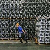 פועל סיני סוחב חלקי מעלית, מחוז ג'יאנגסו. | AFP