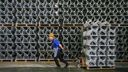 פועל סיני סוחב חלקי מעלית, מחוז ג'יאנגסו. | AFP