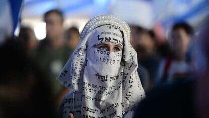 מפגינה נגד הרפורמה המשפטית. | תומר נויברג - פלאש 90