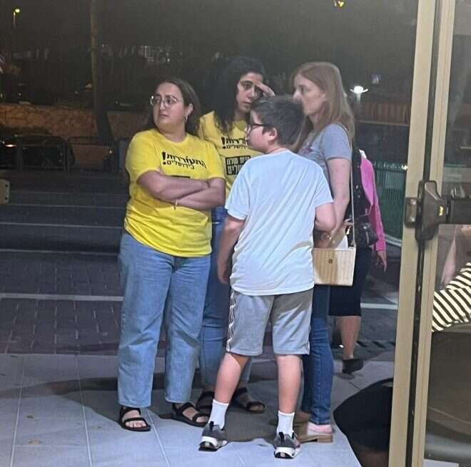 מוריה רודל-סילפן מחוץ לאירוע בקרית מנחם בירושלים, יחד עם פעילי התעוררות