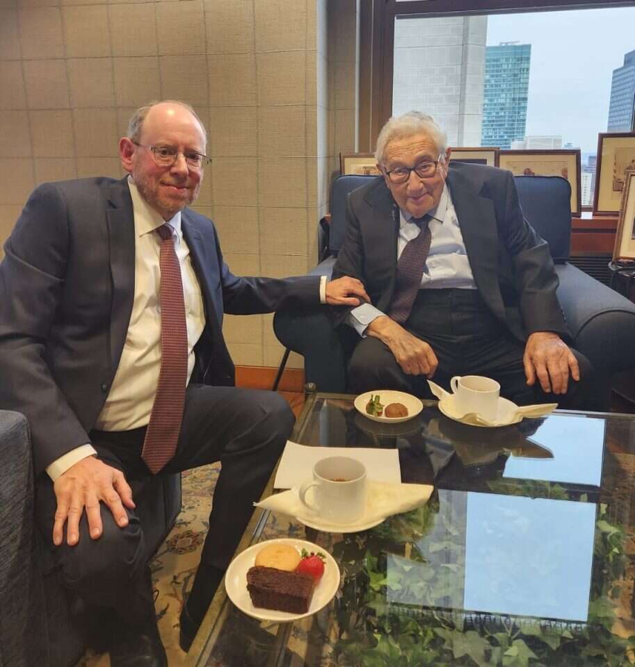 קיסניג'ר עם כותב המאמר, דוד מ' וינברג. באדיבות המצולם