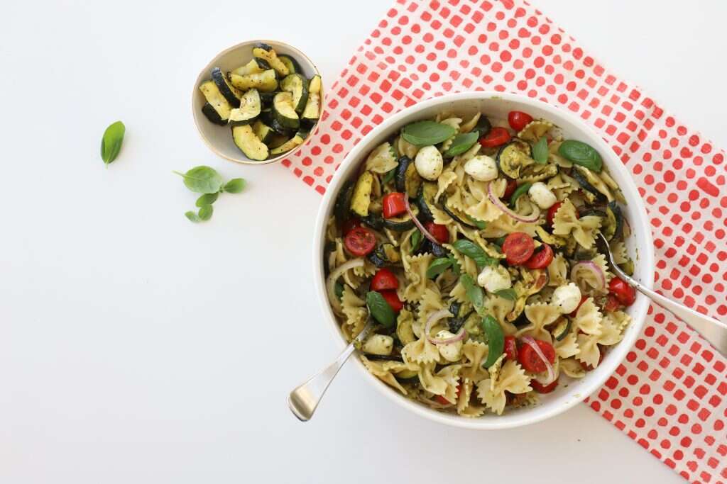 סלט פסטה עם זוקיני ופסטו. | אפרת ליכטנשטט סלט פסטה עם זוקיני ופסטו. | אפרת ליכטנשטט