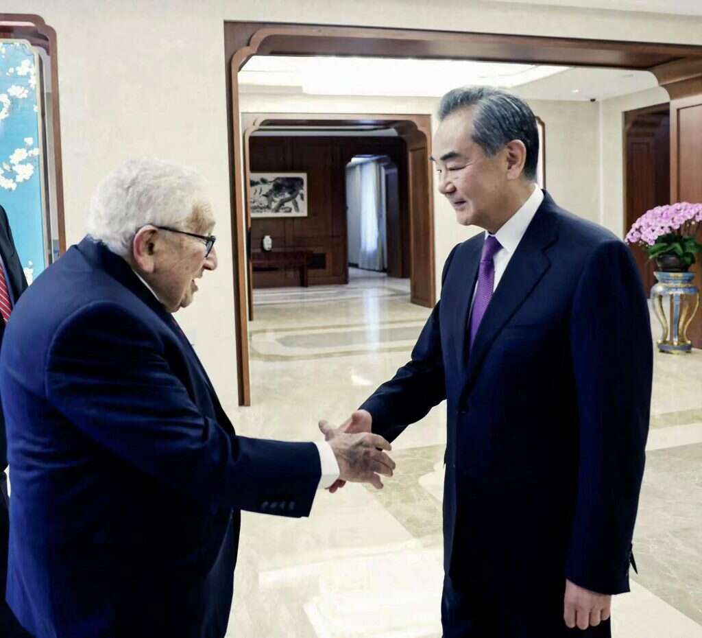 הנרי קיסינג'ר ושר החוץ הסיני ביולי 2023. | משרד החוץ הסיני, AFP