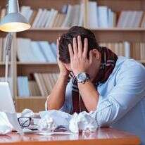 סופר נדחק מתשומת הלב ומנסה למצוא את מקומו מחדש. | שאטרסטוק