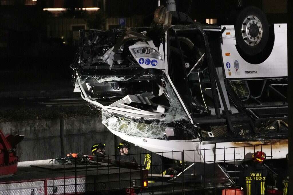 האוטובוס ההפוך בתאונה בוונציה. | Antonio Calanni, AP