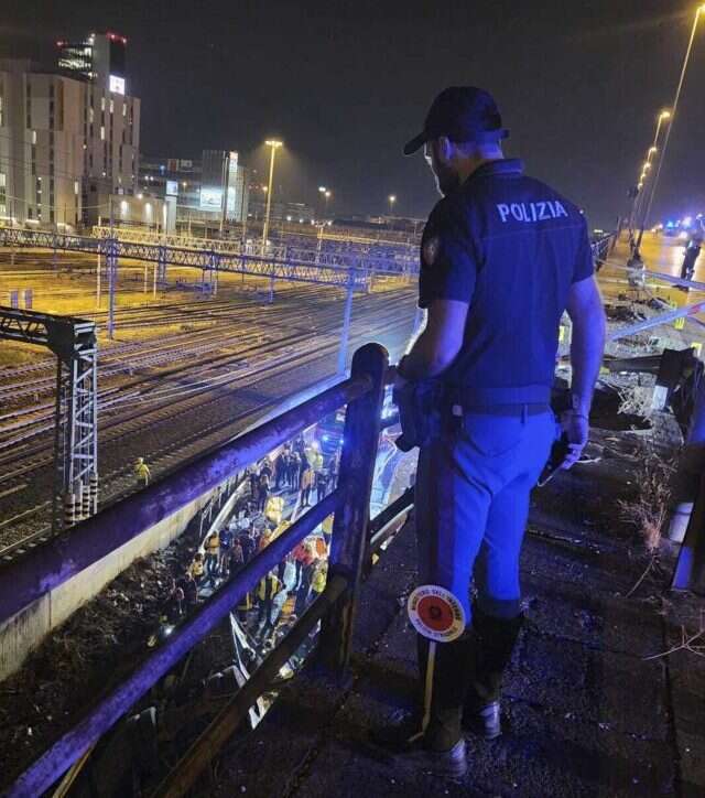 הרחוב ממנו נפל האוטובוס בתאונה בוונציה. | המשטרה האיטלקית, AP