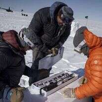 החוקרים בוחנים דגימות מליבת הסלע. | בוני ג'ו מאונט, הוושינגטון פוסט