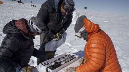 החוקרים בוחנים דגימות מליבת הסלע. | בוני ג'ו מאונט, הוושינגטון פוסט