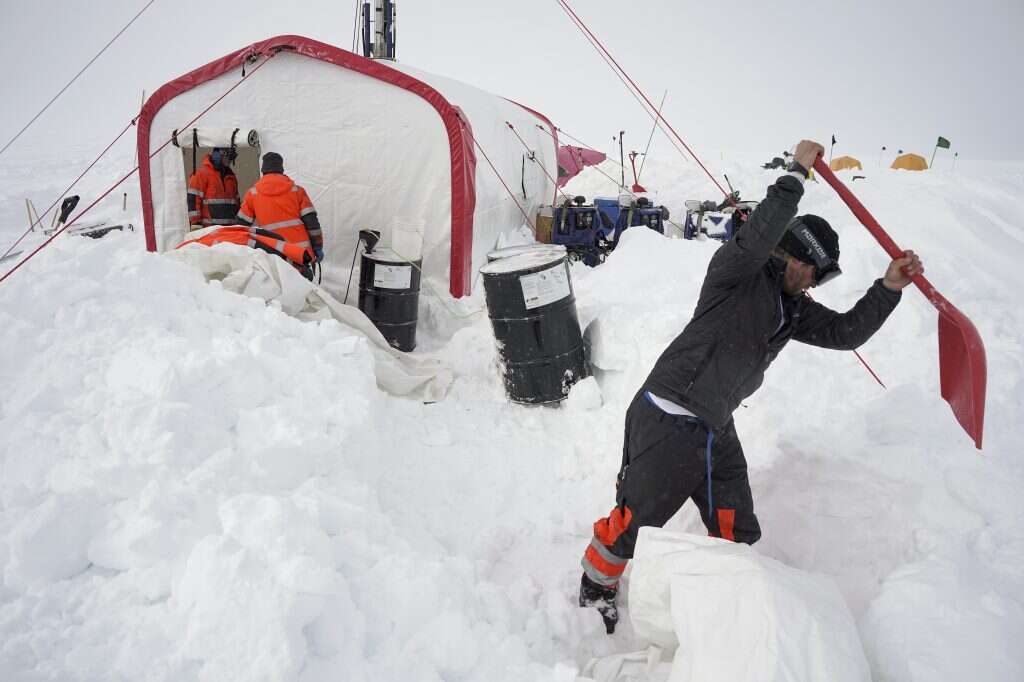 רובין הרמון מחוץ לאוהל מקדחת ASIG. | בוני ג'ו מאונט, הוושינגטון פוסט