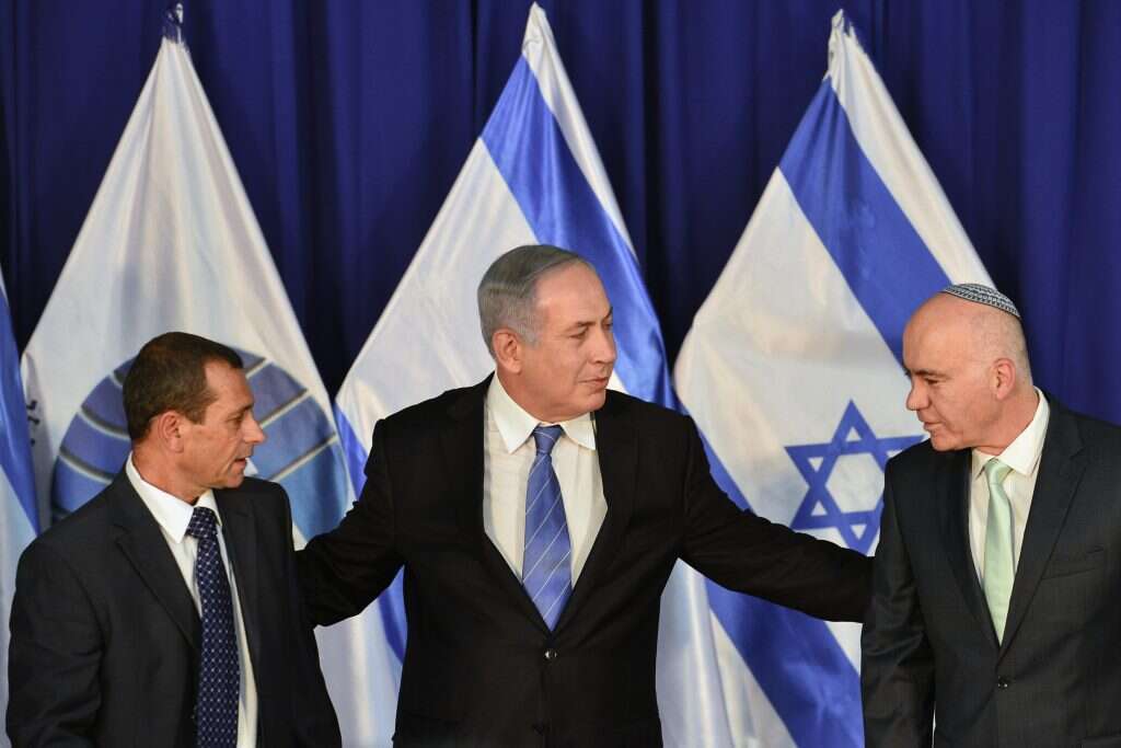 עם נתניהו ונדב ארגמן, מחליפו בתפקיד ראש השב"כ, 2016. | קובי גדעון, לע"מ