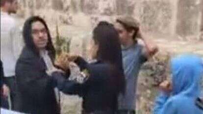 שוטרת מעכבת נוטל לולב בהר הבית, השבוע. | נתן צבי