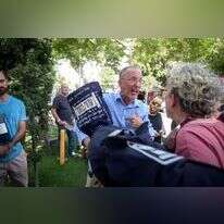 חולדאי ירקוד בהקפות השניות, אבל שובר לכיוון הליברלים. מחאות נגד הרב ליאו די בתל־אביב, בחול המועד. תשפ"ה | אבשלום ששוני, פלאש 90