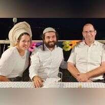 התמונה שגררה תגובות מבישות. ח"כ צבי סוכות עם רעייתו ועם ח"כ רוטמן. | מחשבון הטוויטר של צבי סוכות