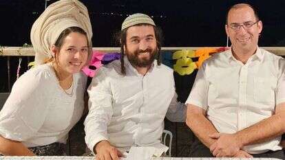 התמונה שגררה תגובות מבישות. ח"כ צבי סוכות עם רעייתו ועם ח"כ רוטמן. | מחשבון הטוויטר של צבי סוכות