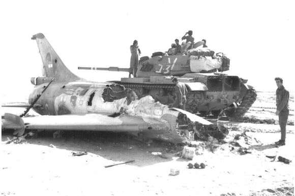 מטוס מיקויאן מיג-21 מרוסק לצד טנק במלחמת יום הכיפורים. | דובר צה"ל מטוס מיקויאן מיג-21 מרוסק לצד טנק במלחמת יום הכיפורים. | דובר צה"ל