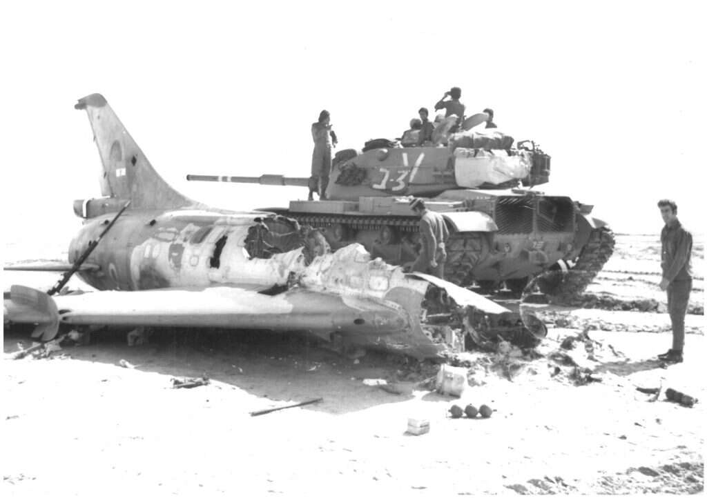 מטוס מיקויאן מיג-21 מרוסק לצד טנק במלחמת יום הכיפורים. | דובר צה"ל
