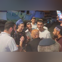 הודיה גליק עם השוטרים ברמלה. | מנהלת עמישב