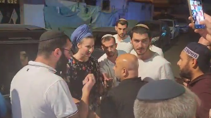 הודיה גליק עם השוטרים ברמלה. | מנהלת עמישב הודיה גליק עם השוטרים ברמלה. | מנהלת עמישב