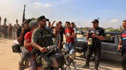 מחבלים מבריחים חטופה ישראלית באמצעות אופנוע. | AFP