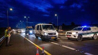 מחסום משטרה זמני בצומת נחשון, הערב. | יוסי אלוני, פלאש 90