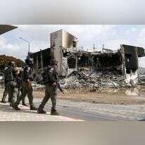 כוחות הביטחון מחוץ לתחנת המשטרה ההרוסה בשדרות. | EPA