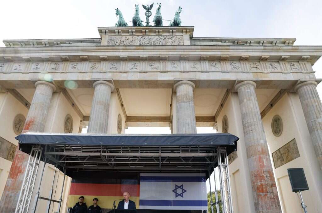 ראש עיריית ברלין, קאי וגנר, נואם מול במהלך הפגנת תמיכה בישראל ליד שער ברנדנבורג בברלין. | AFP